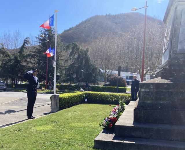 photo du dépot de gerbe par Mme. Fabienne MONMARSON